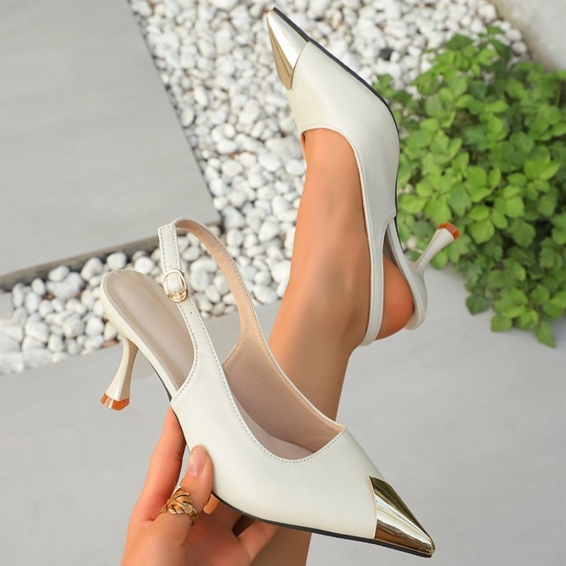 Metallic Heel Sandal - รองเท้าส้นสูงแบบสลิงแบ็คสำหรับผู้หญิง หัวแหลม ส้นเตี้ย หัวรองเท้าแบบเมทัลลิก สายรัดแบบสลิงแบ็ค หน้ารองเท้าเรียบ