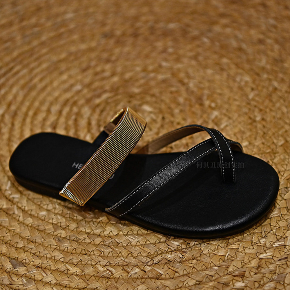 Thong Flat Sandal - รองเท้าแตะหนังแท้สีดำสำหรับผู้หญิง สายรัดยืดหยุ่นพร้อมสปริงโลหะ แบบเปิดนิ้วเท้า เหมาะสำหรับฤดูร้อนและชายหาด
