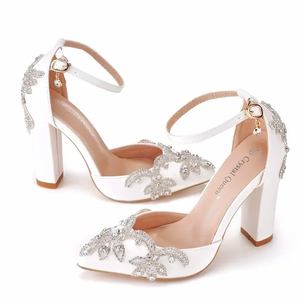 Rhinestone Sandal Women - รองเท้าส้นหนาปลายแหลมไซส์ใหญ่ ปี 2026 รองเท้าส้นหนาประดับเพชรสำหรับผู้หญิง รองเท้าแต่งงานสีขาวสำหรับผู้หญิง รองเท้าแต่งงานแบบมีประดับเพชร