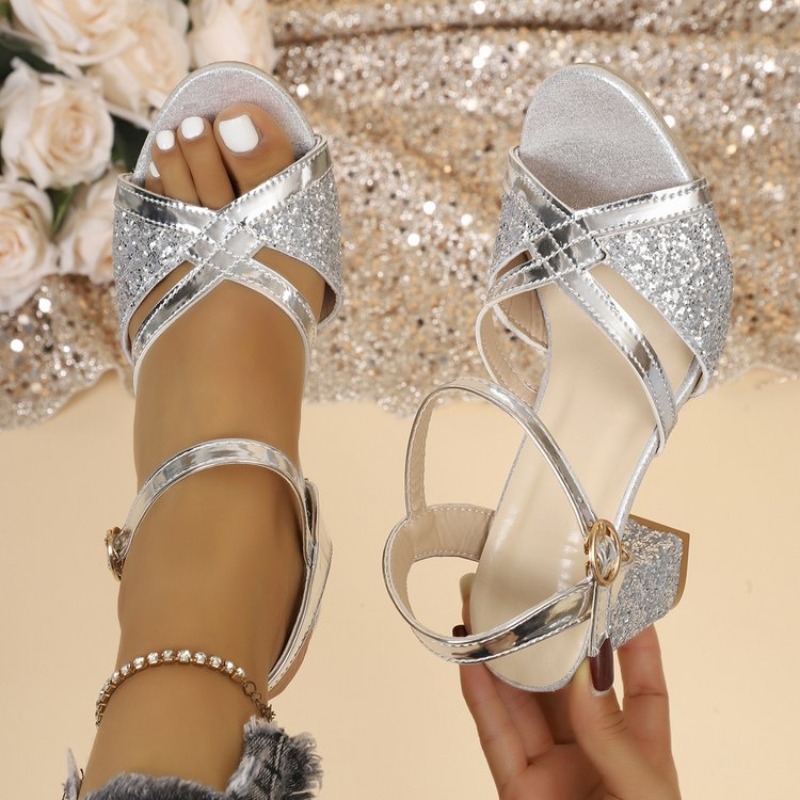 Metallic Heel Sandal - รองเท้าส้นบล็อกแบบเปิดนิ้วเท้าประดับสายไขว้สีทองวิบวับ พร้อมหัวเข็มขัดรัดข้อเท้า เหมาะสำหรับงานพรอม งานแต่งงาน งานปาร์ตี้ หรืองานเลี้ยง