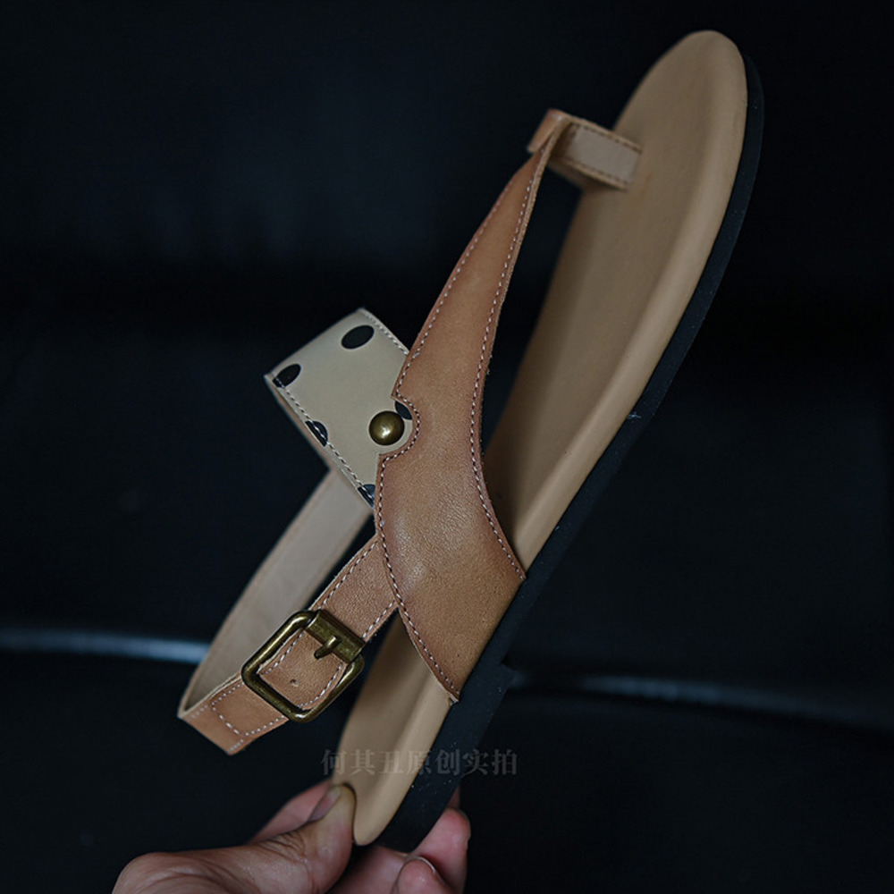 Thong Flat Sandal - รองเท้าแตะสตรีสีน้ำตาลเบจหนังแท้แบบสายรัดรูปตัว T ลายจุด สายรัดส้นแบบปรับได้ รองเท้าแตะแบบส้นเตี้ยสำหรับฤดูร้อน