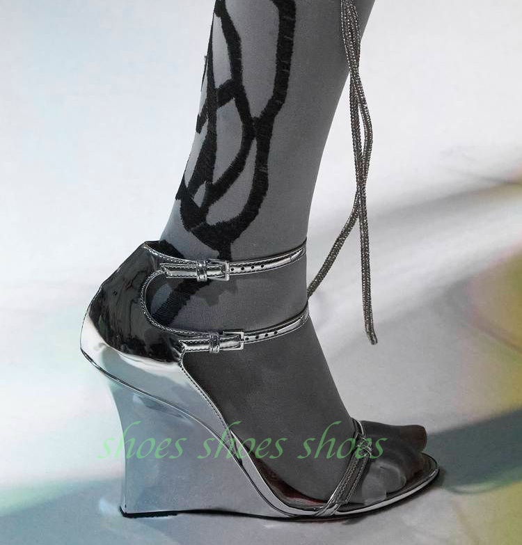 Metallic Heel Sandal - รองเท้าส้นเตารีดแบบเปิดหน้าเท้า สายรัดคู่พร้อมหัวเข็มขัดที่ข้อเท้า สีเงินเมทัลลิก หนังเงา สไตล์ Y2K