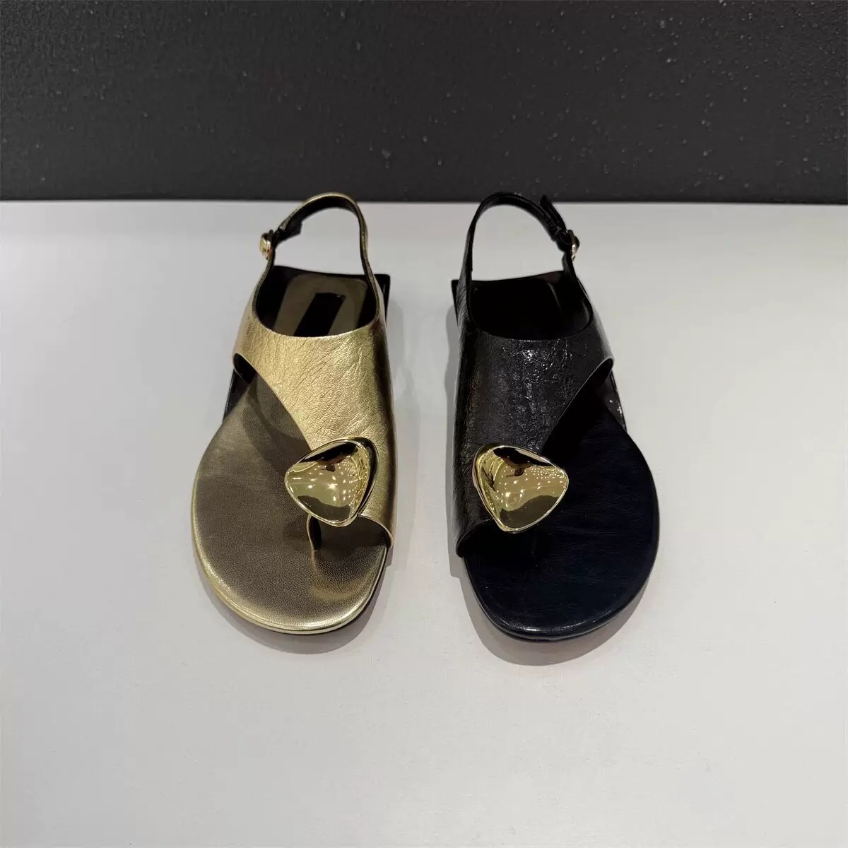 Thong Flat Sandal - รองเท้าส้นเตี้ยแบบสวมรัดข้อเท้าประดับหัวใจเมทัลลิกสำหรับผู้หญิง ดีไซน์หัวเหลี่ยมทันสมัย เหมาะสำหรับใส่ในชีวิตประจำวันและเดินเล่นสบายๆ