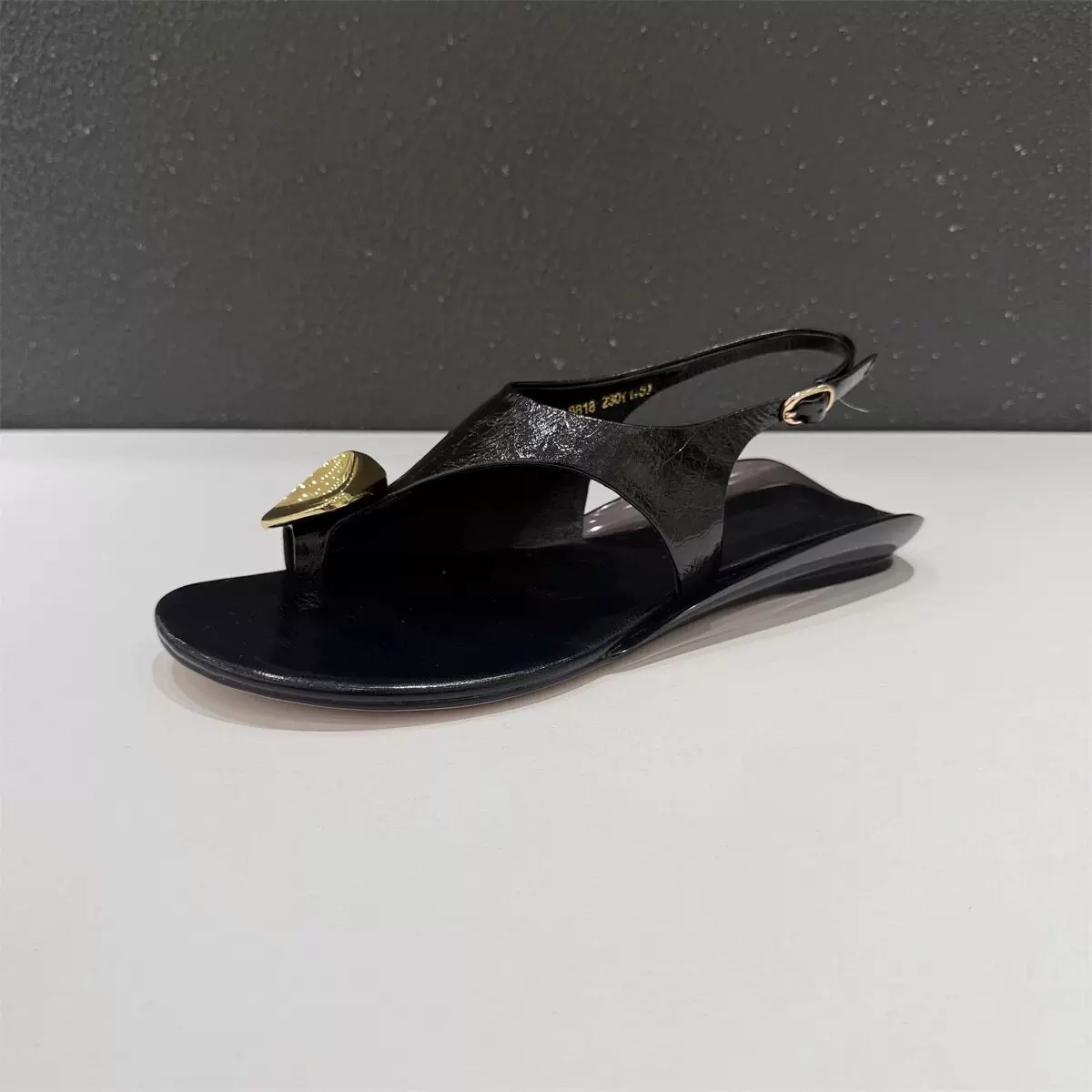 รองเท้าส้นเตี้ยแบบสวมรัดข้อเท้ - Thong Flat Sandal บทวิจารณ์และราคา